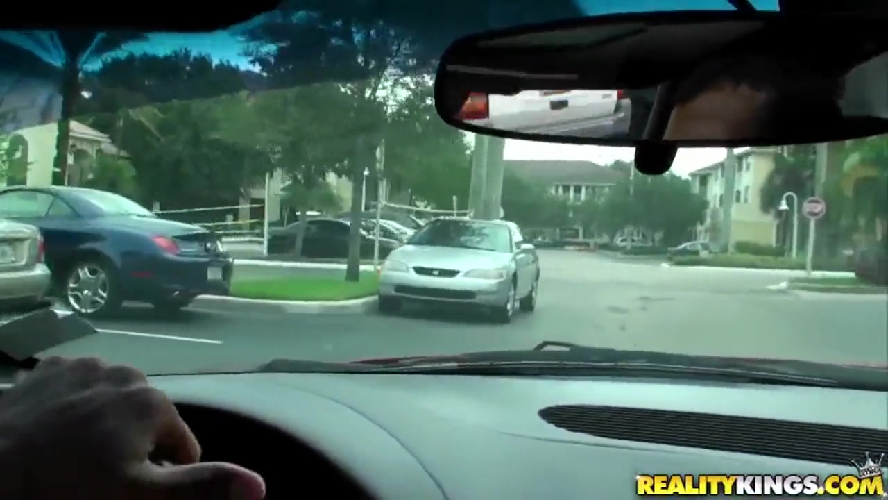 Candy blowjobs Brannon Rhodes in the car