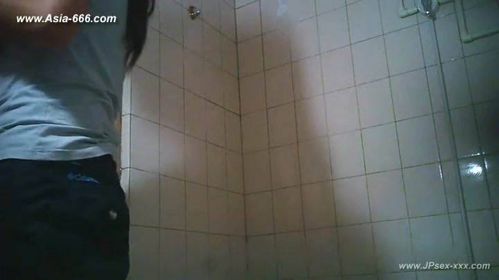 peeping chinese girls bathing.20