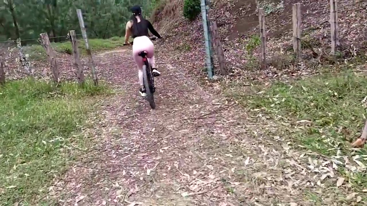 Paseo En Bicicleta Termino Con En Medio Del Bosque Con Mi Nuevo Amigo - Sexo Duro