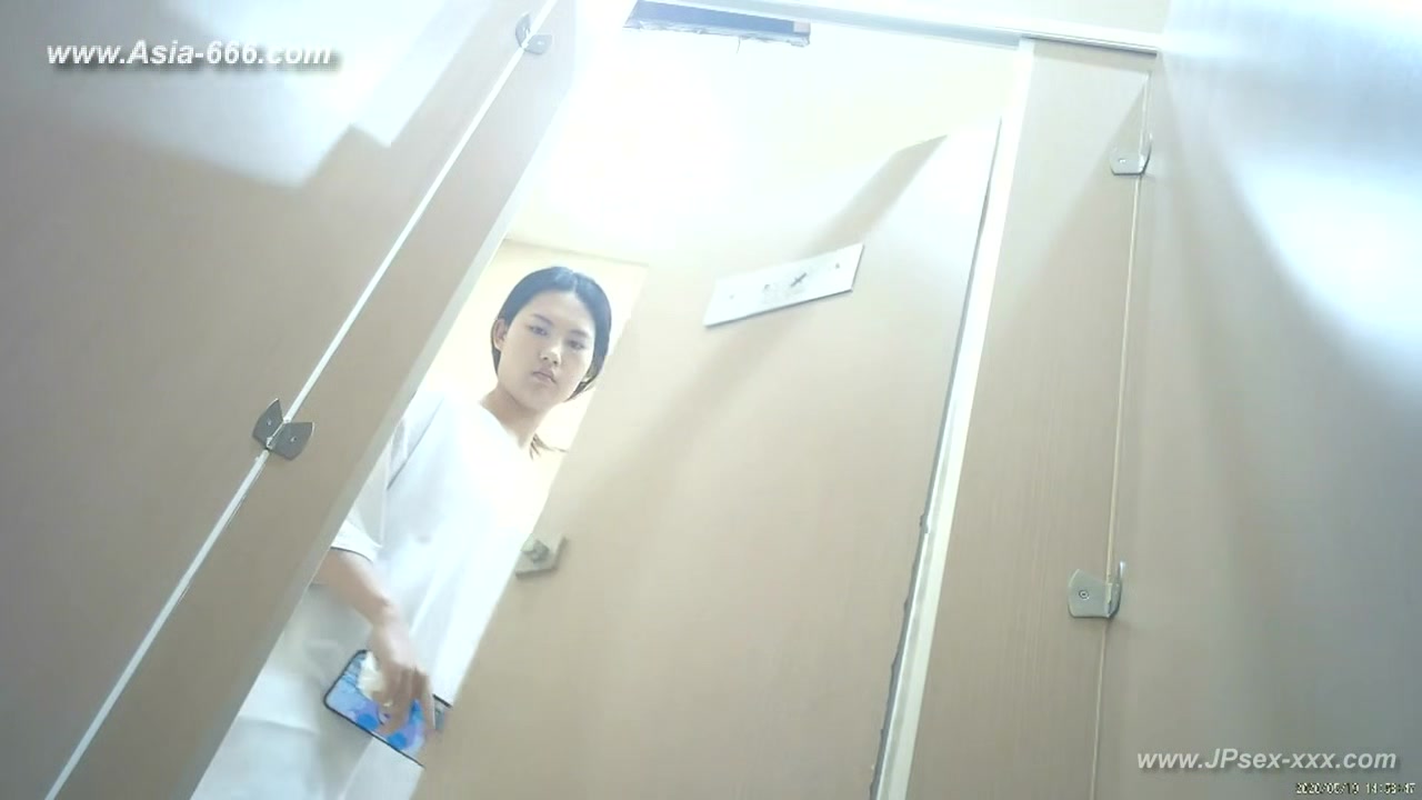 chinese girls go to toilet.***