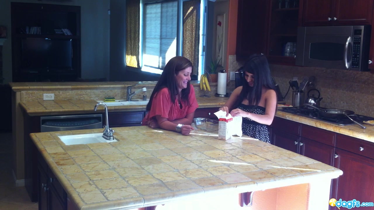 2 Girls Fuck In The Kitchen - RealLesbianExposed