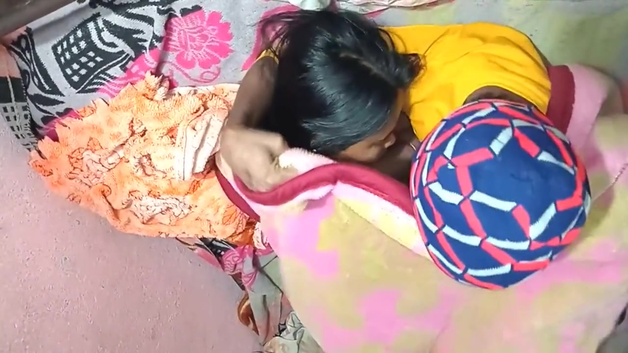 Desi Maida Ko Pelae Kar Di Raat Me Sande Ko