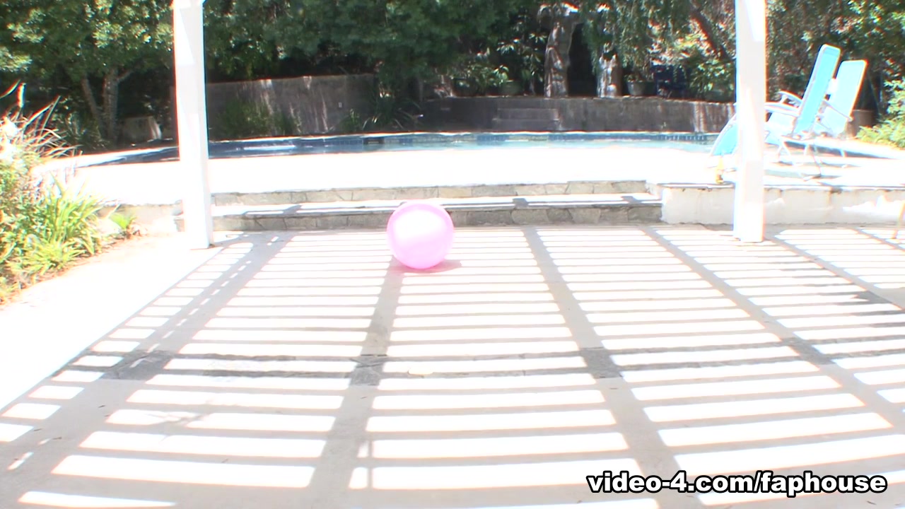 Stunning teen 18+ fucks her hot stud neighbor to get back her ball - FapHouse