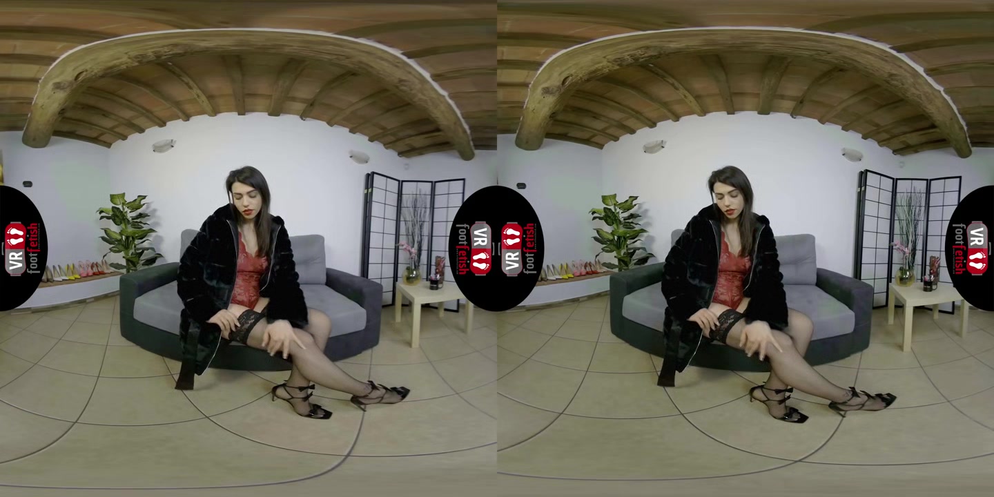 Hot sexy toes of Petra wiggle and spread right in your face in virtual reality - VRFootFetish