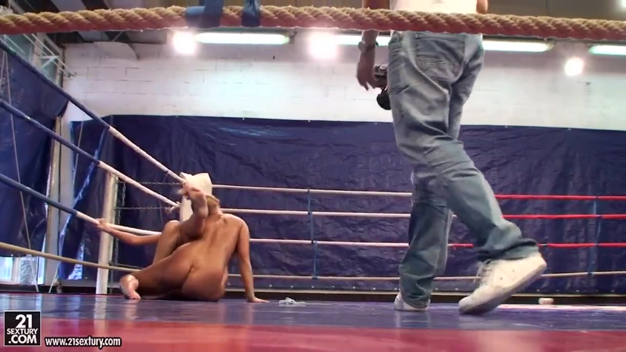 Sexy girlfriends Linda Ray and Lioness are hunters for pleasure at the ring