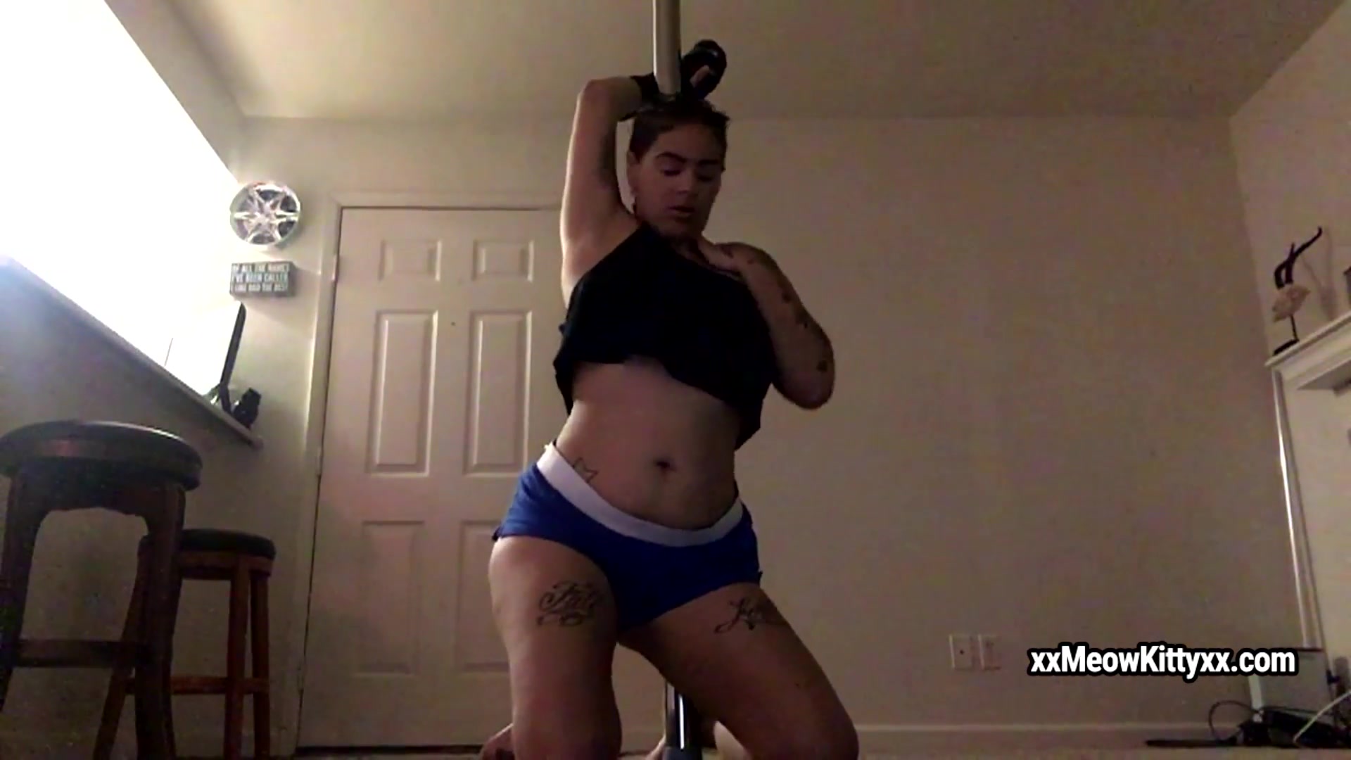 Well favoured Meow Kitty dance on the pole in her apartment