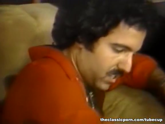 Retro lesbians convulse from orgasm
