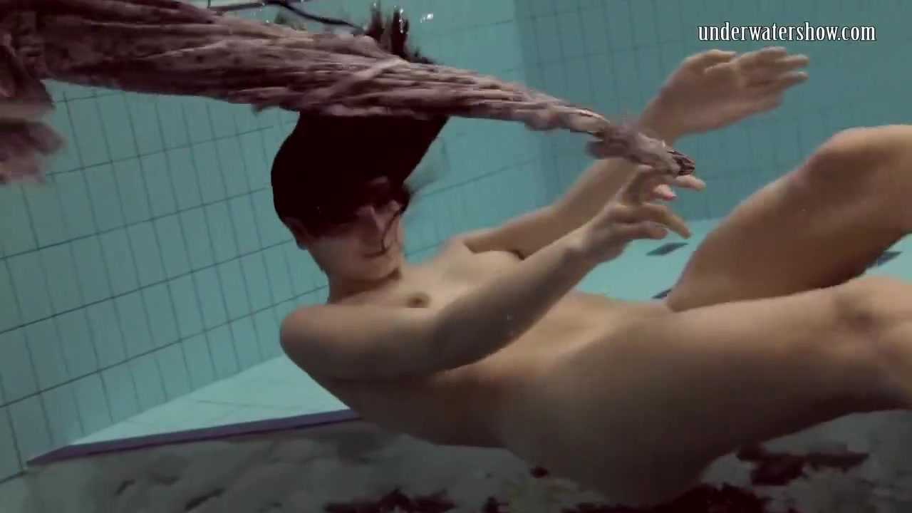 Super Tight Underwater Babe Pussy Loris Licicia