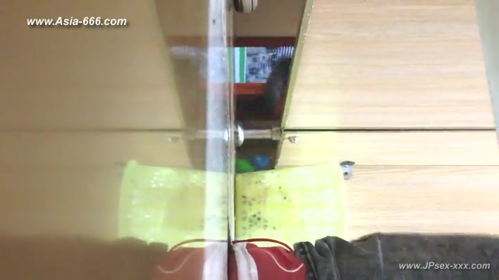 chinese girls go to toilet.17
