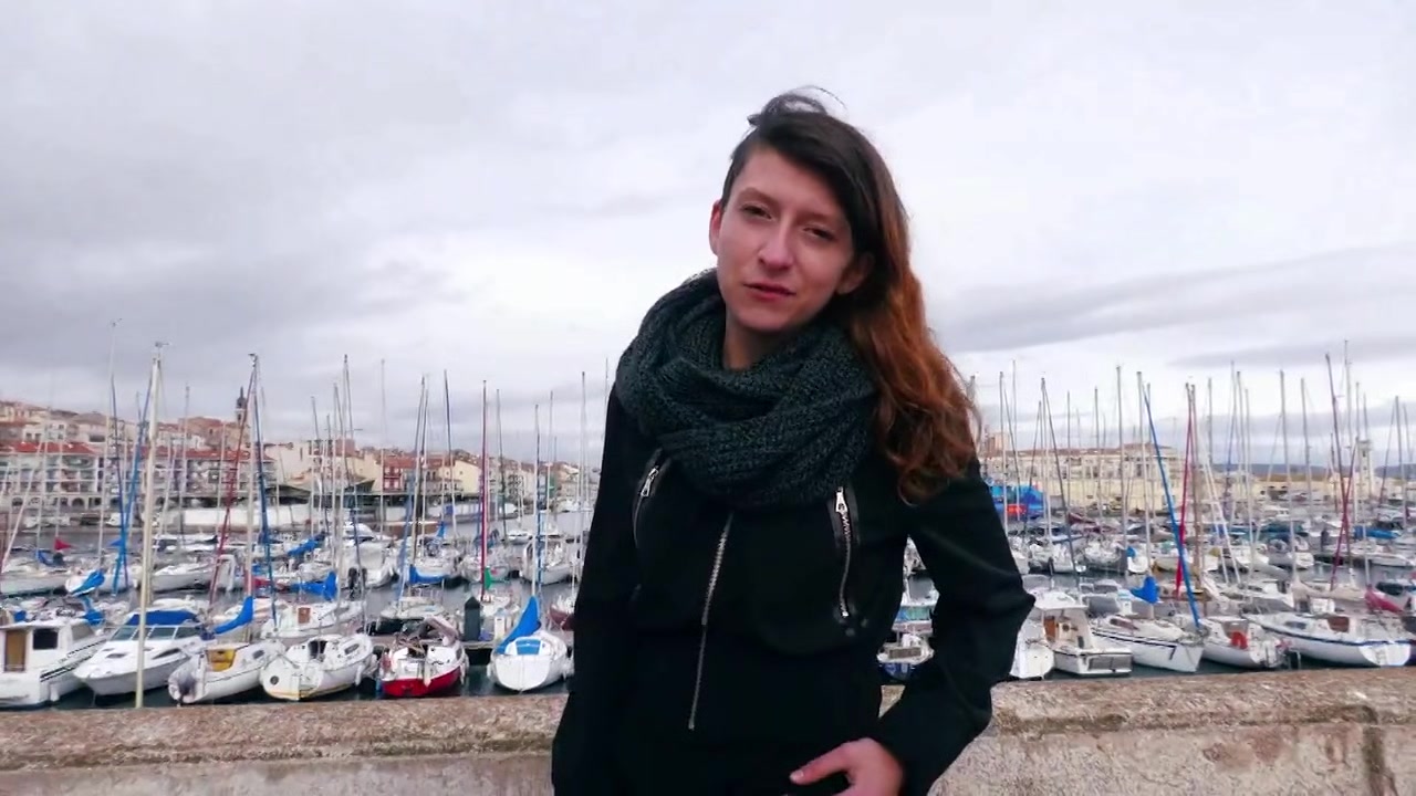 Cat In Mini plays it quits... - Jacquie et Michel TV