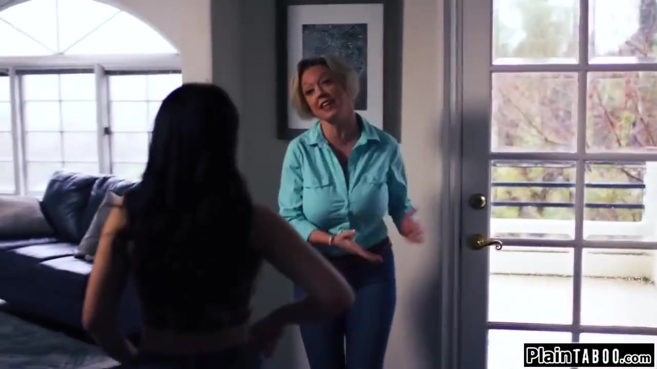 Dee Williams, Big T And Lulu Chu - I Am Getting Spanked For Being A Lesbian