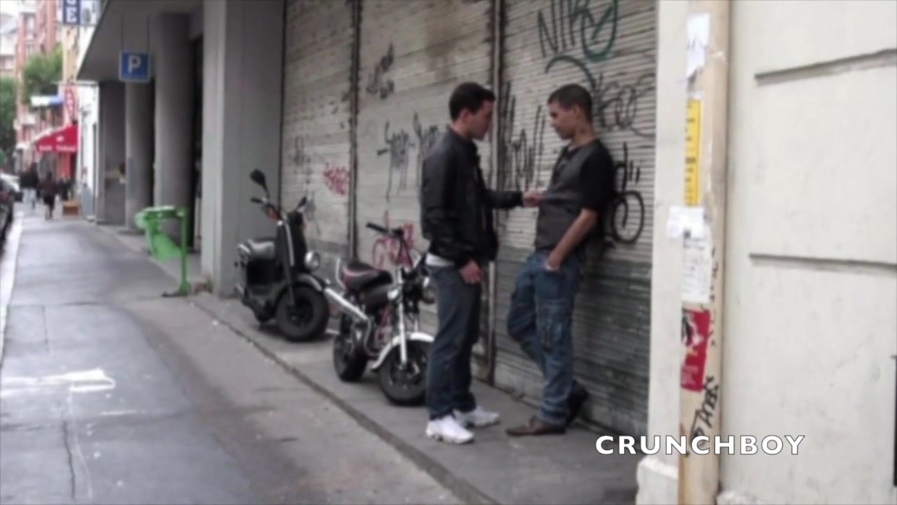 Sex in discreet basement with 2 friends Julien and Pedro - CrunchBoy