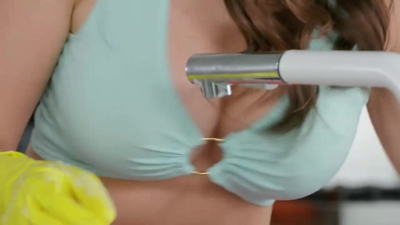 a quickie while she cleans, MILFs like it big