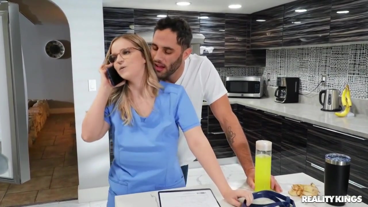 Fucking Doggystyle In Kitched And Takes Facia With Gabbie Carter