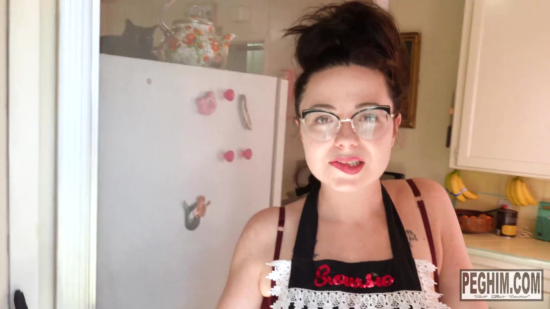 Siouxsie Q Gets Dirty In The Kitchen And Sticks A Banana In His Ass - Sex Movies Featuring Peghim