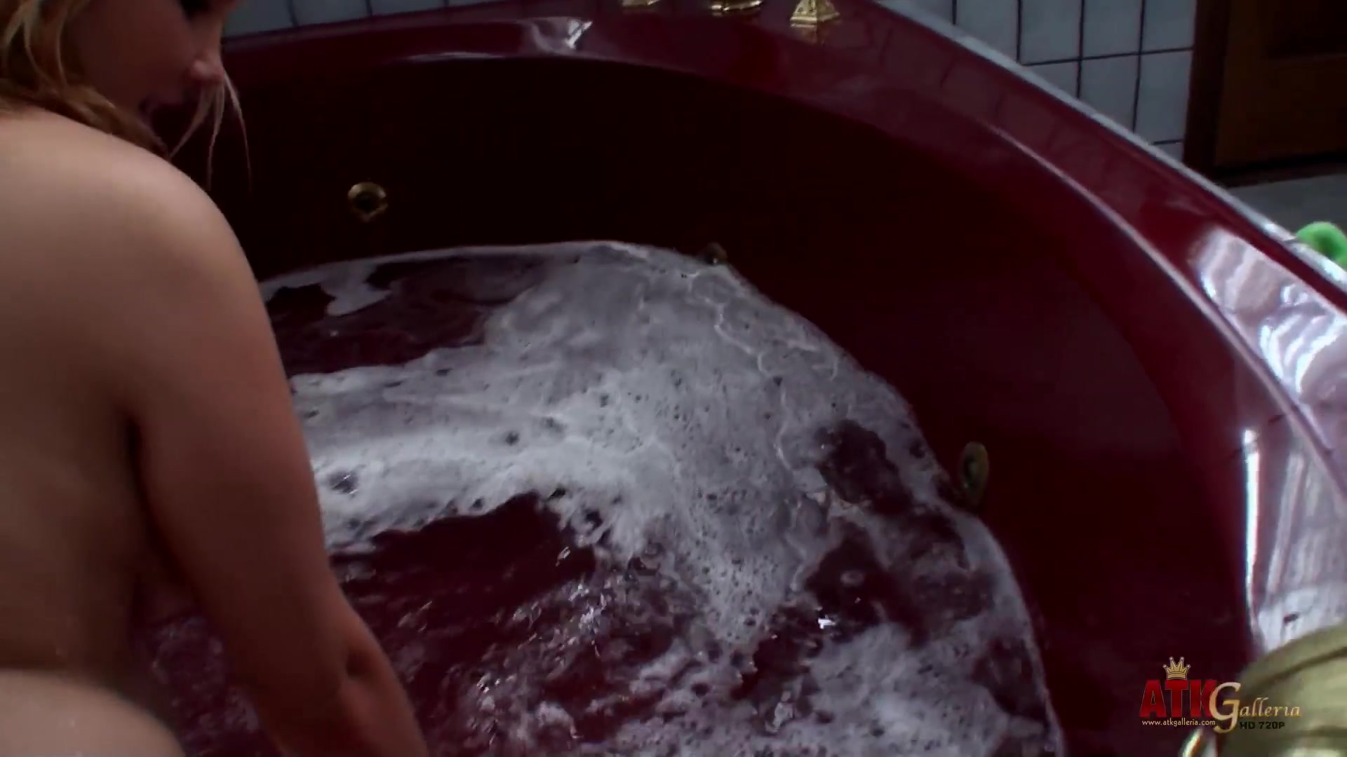 Hot pregnant Robbie in the shower