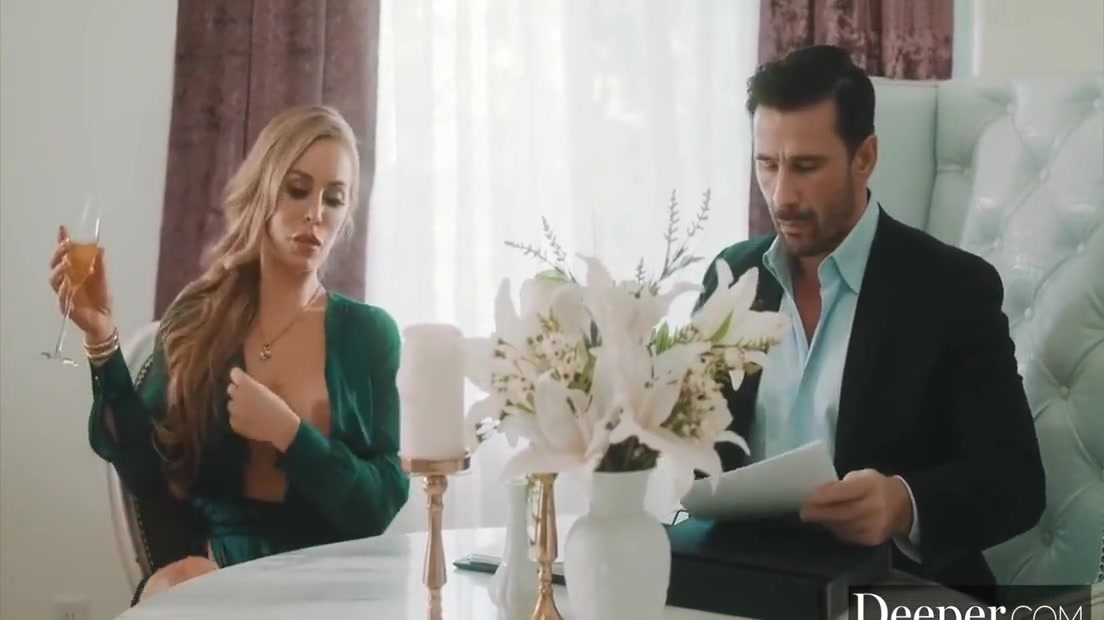 Nicole Aniston And Des Ires - Gets The Of Service She