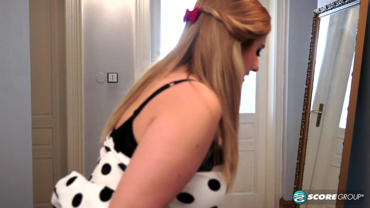 The British Titter Plugs Her Bush