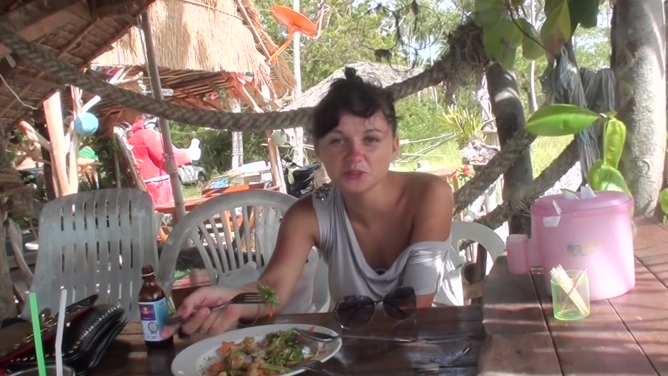 Bella in sloppy blowjob and hardcore sex on the beach
