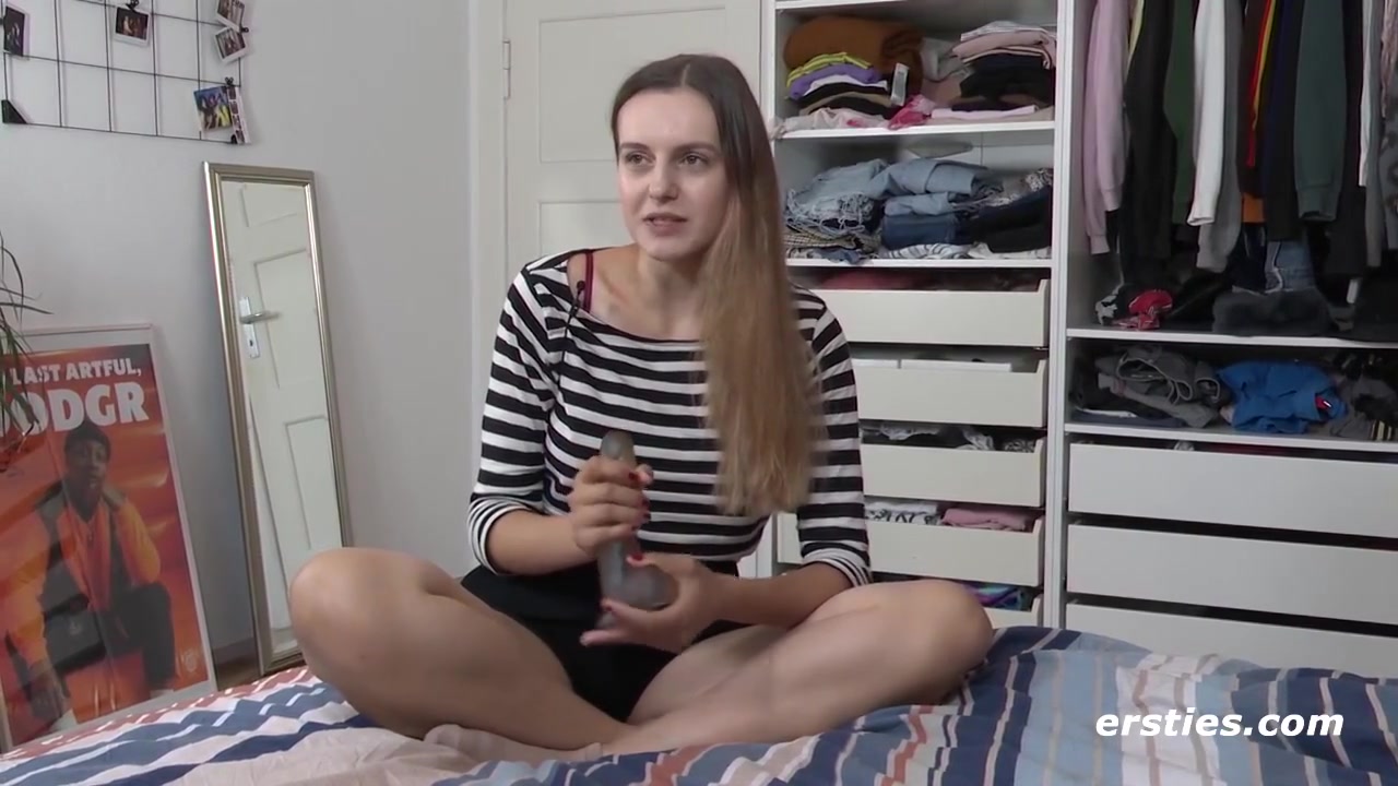 Lauren Masturbiert Mit Fingern Und Grobem Dildo