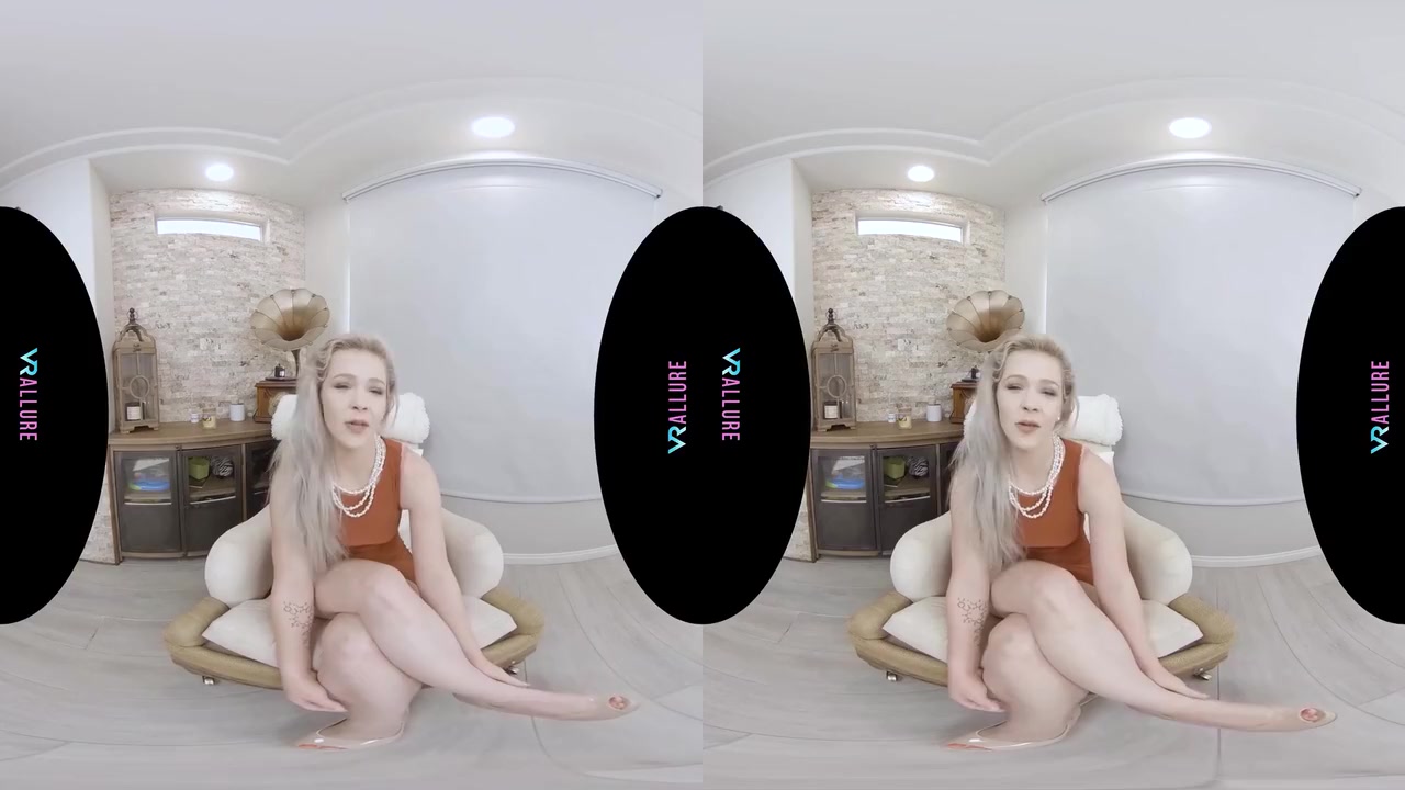 Virtual Reality In Kay Loves Her Toys!