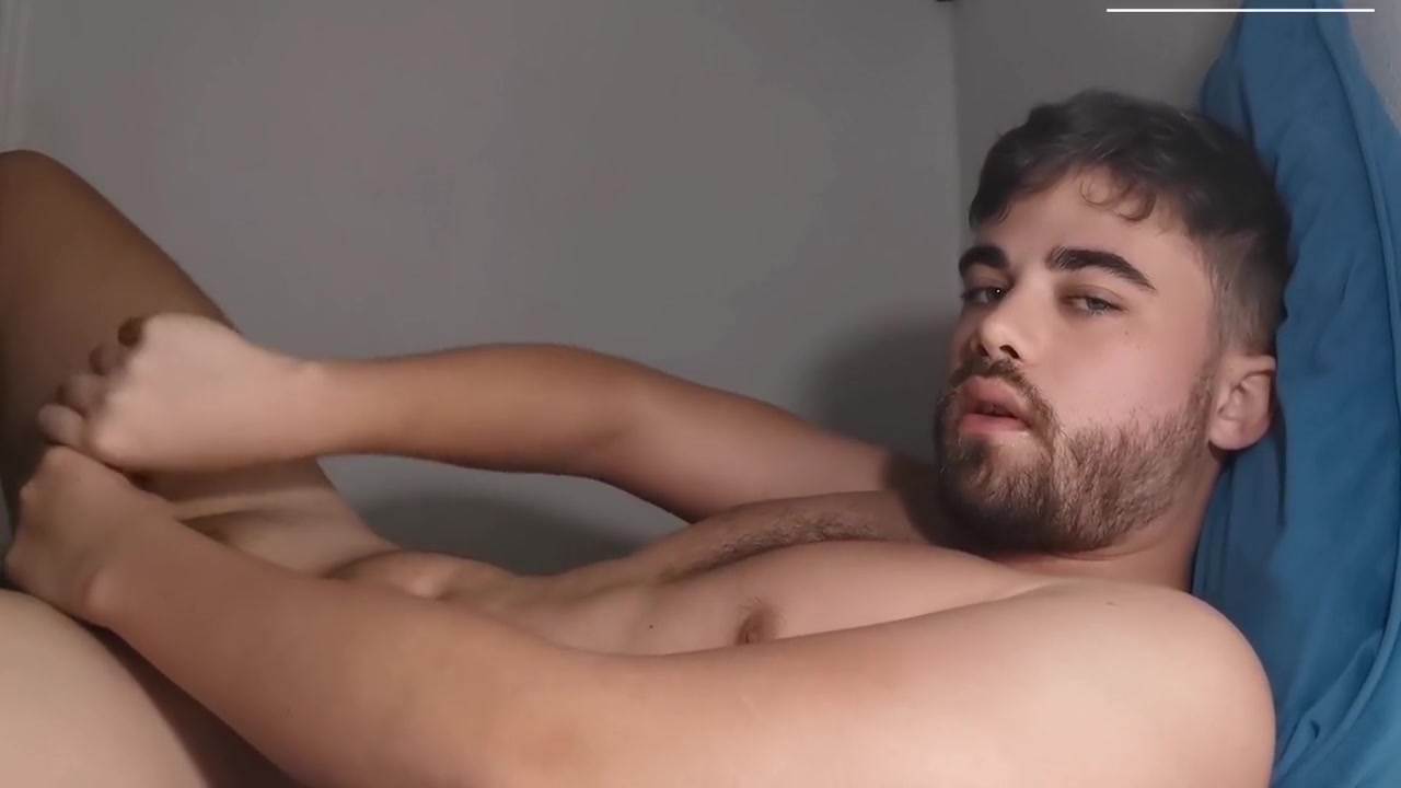 French Amateur Experiences Pleasure While Sucking Toes