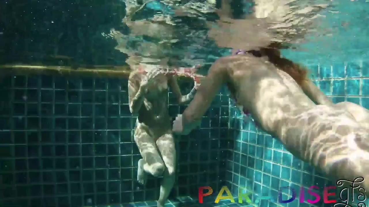 Twins Underwater 3some - ParadiseGFs