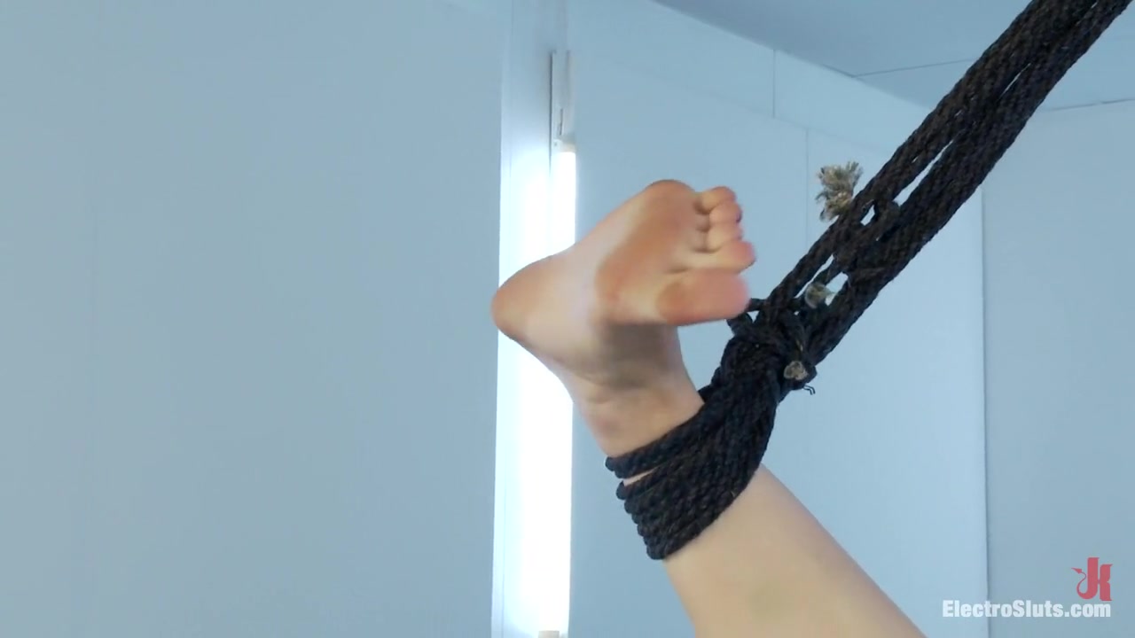 Ash Hollywood Electrofucked!