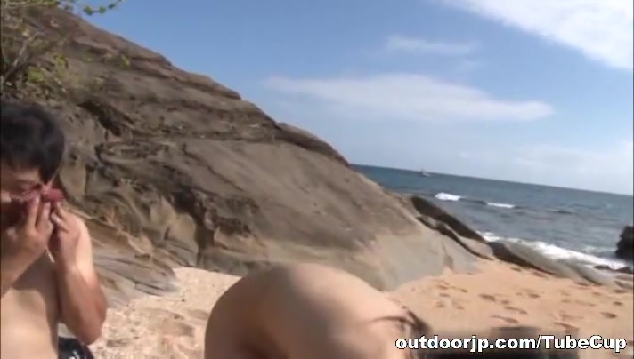 Ichigo Tominaga hot Asian model enjoys the beach