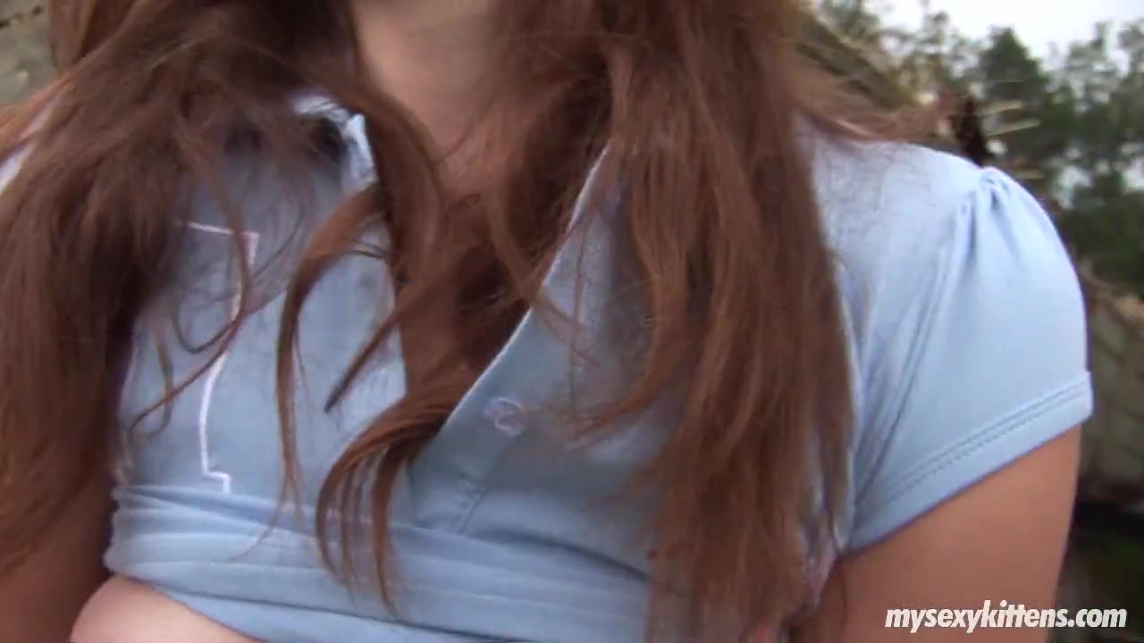 teen 18+ Sindy fuck dildo outside