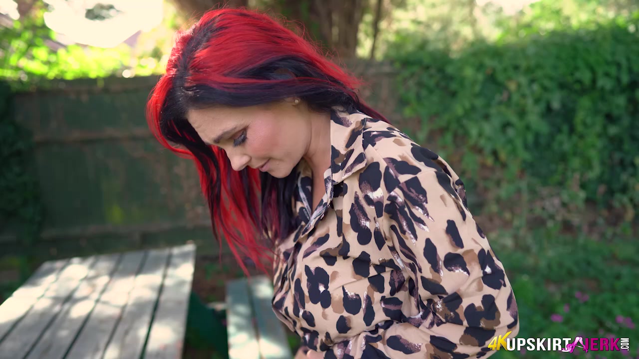 Garden Pussy - UpskirtJerk