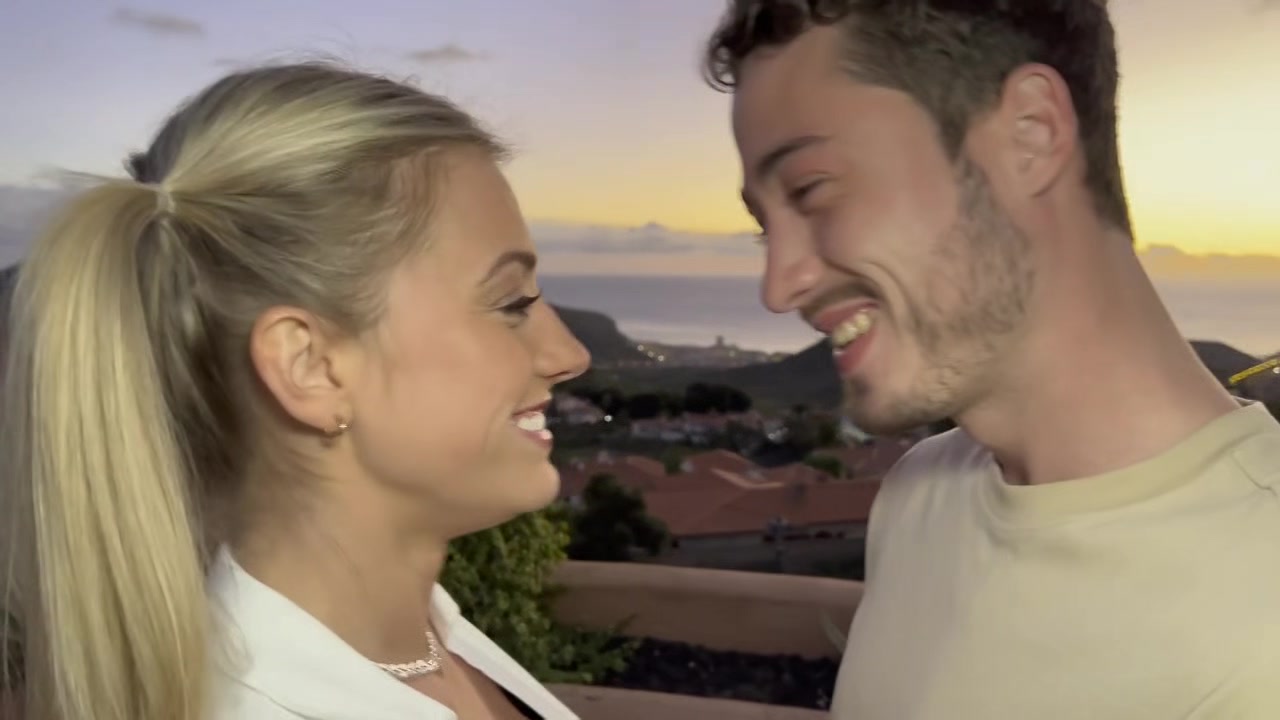 Alice cracks with excitement - Jacquie et Michel TV