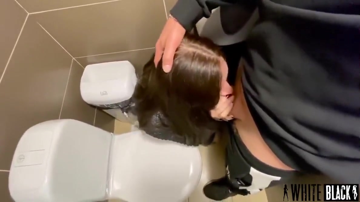 Stranger Made A Deep Blowjob For Money In A Cafe