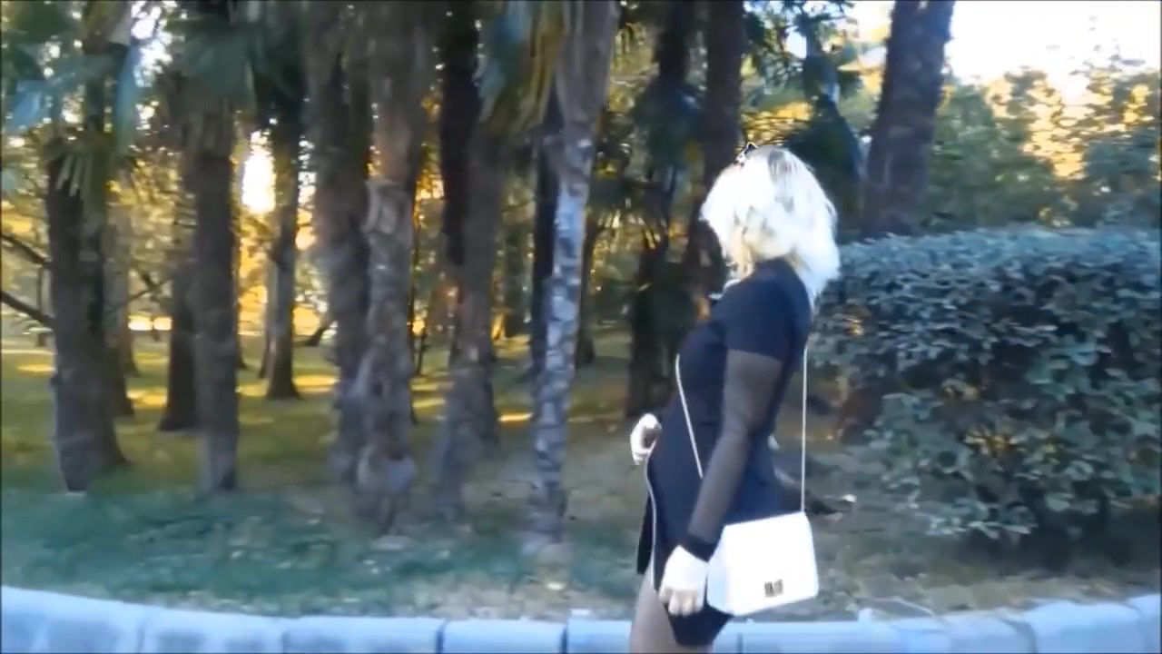 Walkings In Minidresses