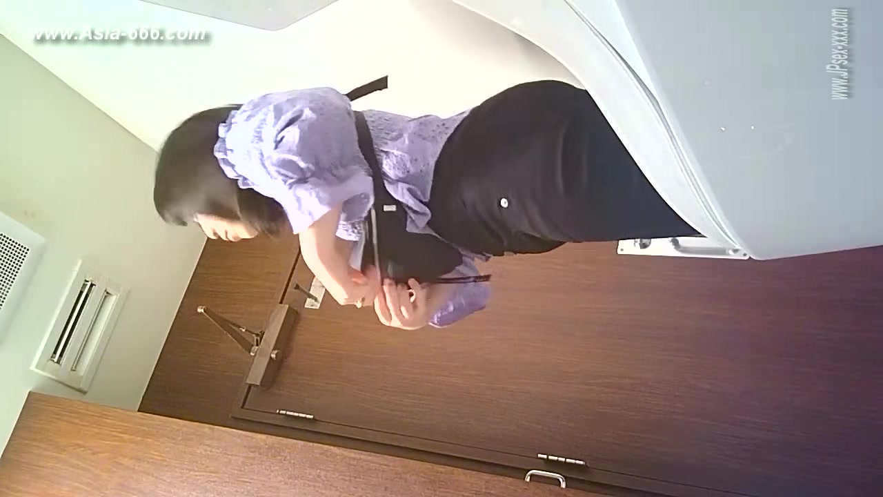 peeping japanese ol go to toilet.12