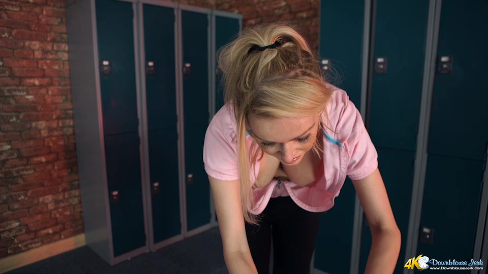 Amber Jayne in Work Your Muscles - DownblouseJerk