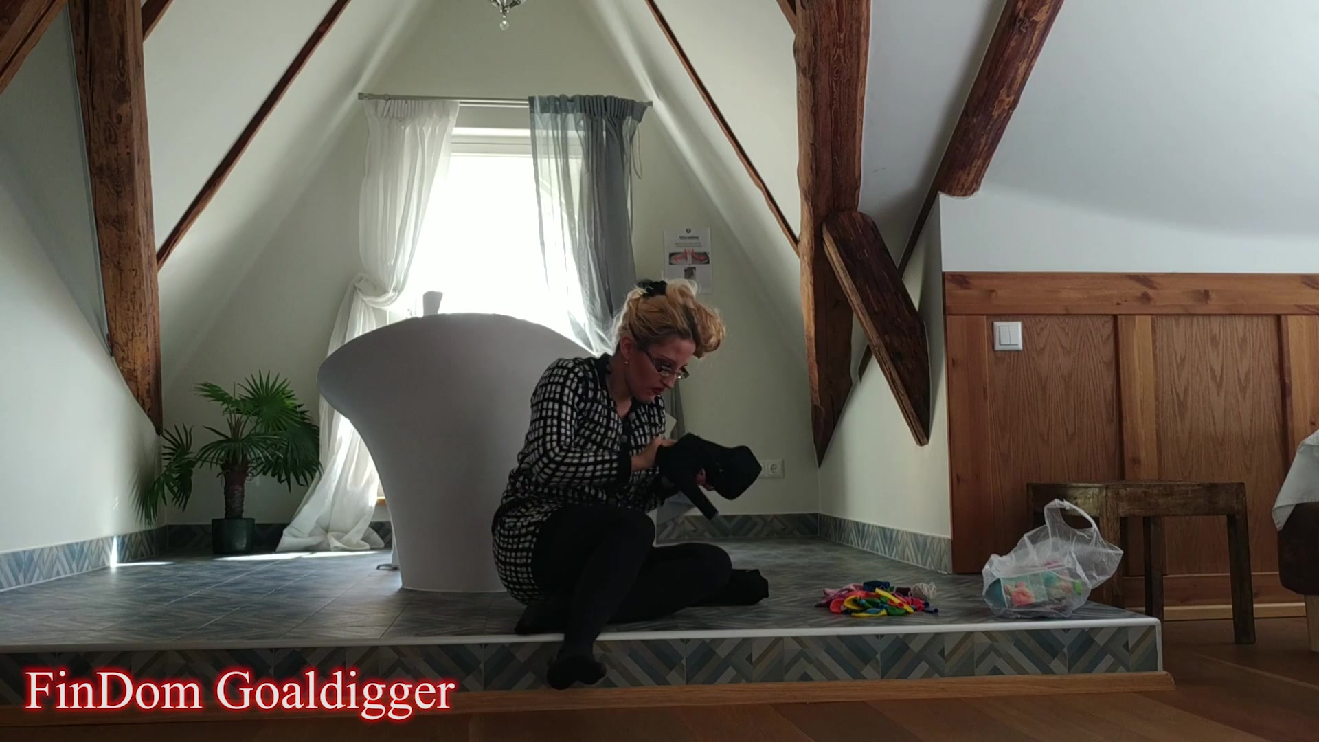 Blowing Balloons In Findom Style 1 - Sex Movies Featuring Findom Goaldigger