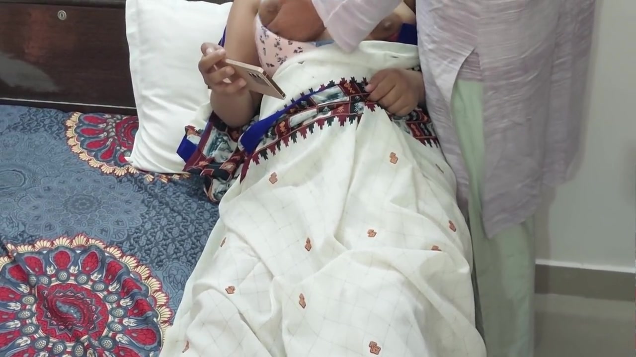 Jab Ghar Par Malkin Akele Porn Dekh Rahi Thi Tab Nokar Ne Chut Choudai Ki