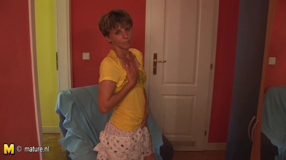 Naughty Housewife Playing With Her Wet Pussy - MatureNL