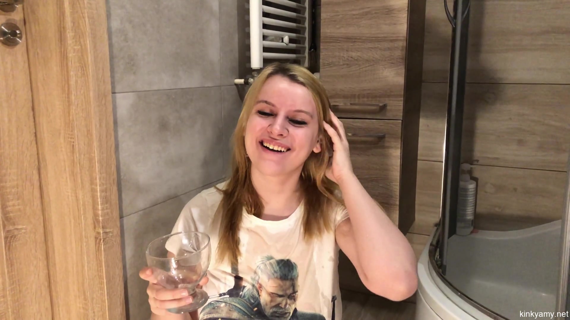 Washing Cum With Piss And Wet Play - Kinky Amy