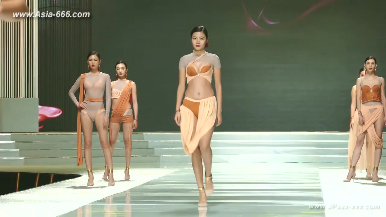 Chinese model in sexy lingerie show.19