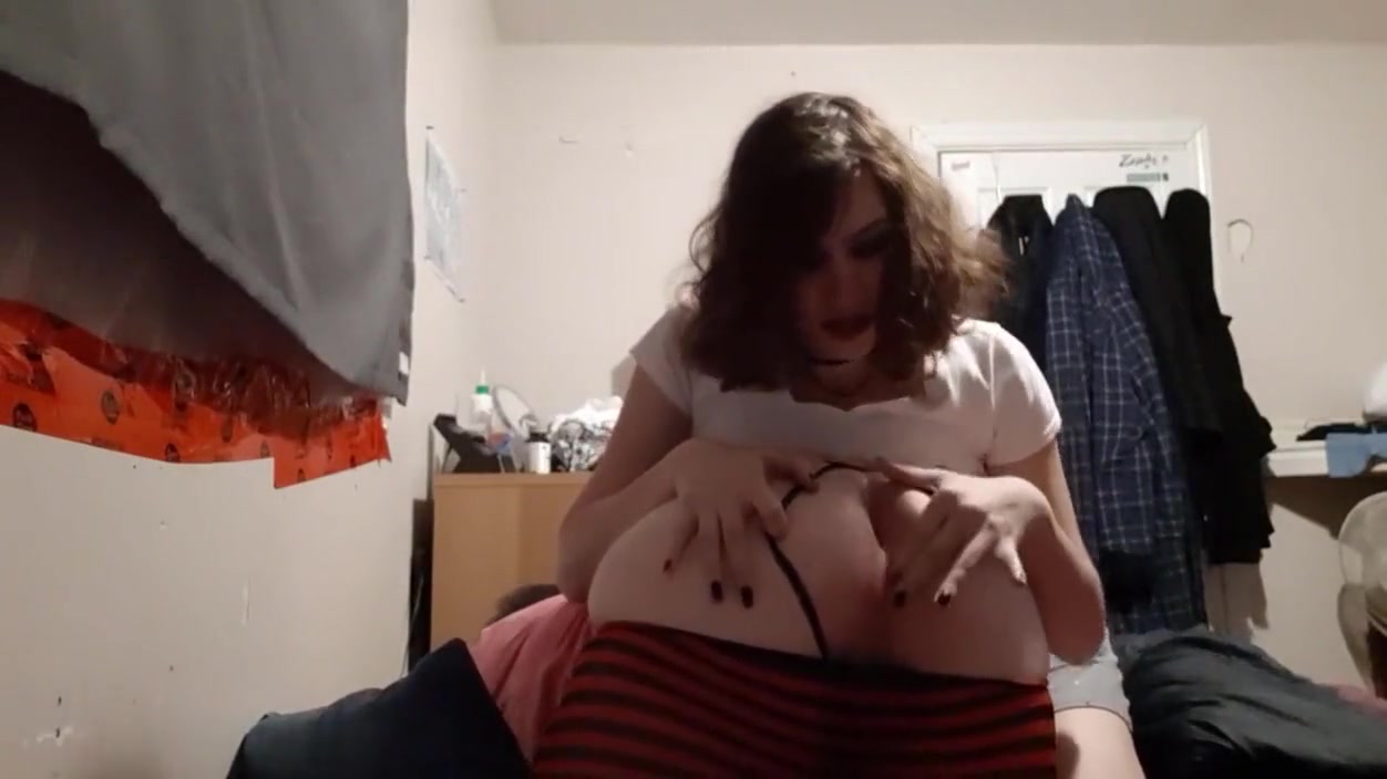 Nev Nomi seeks on Tgirl GF Courtney Campfire