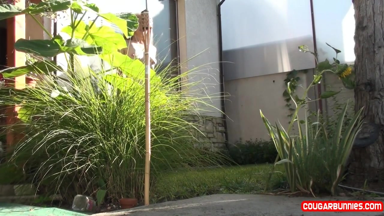 Doris Dawn takes off her cloth and fingers cunt on the lawn