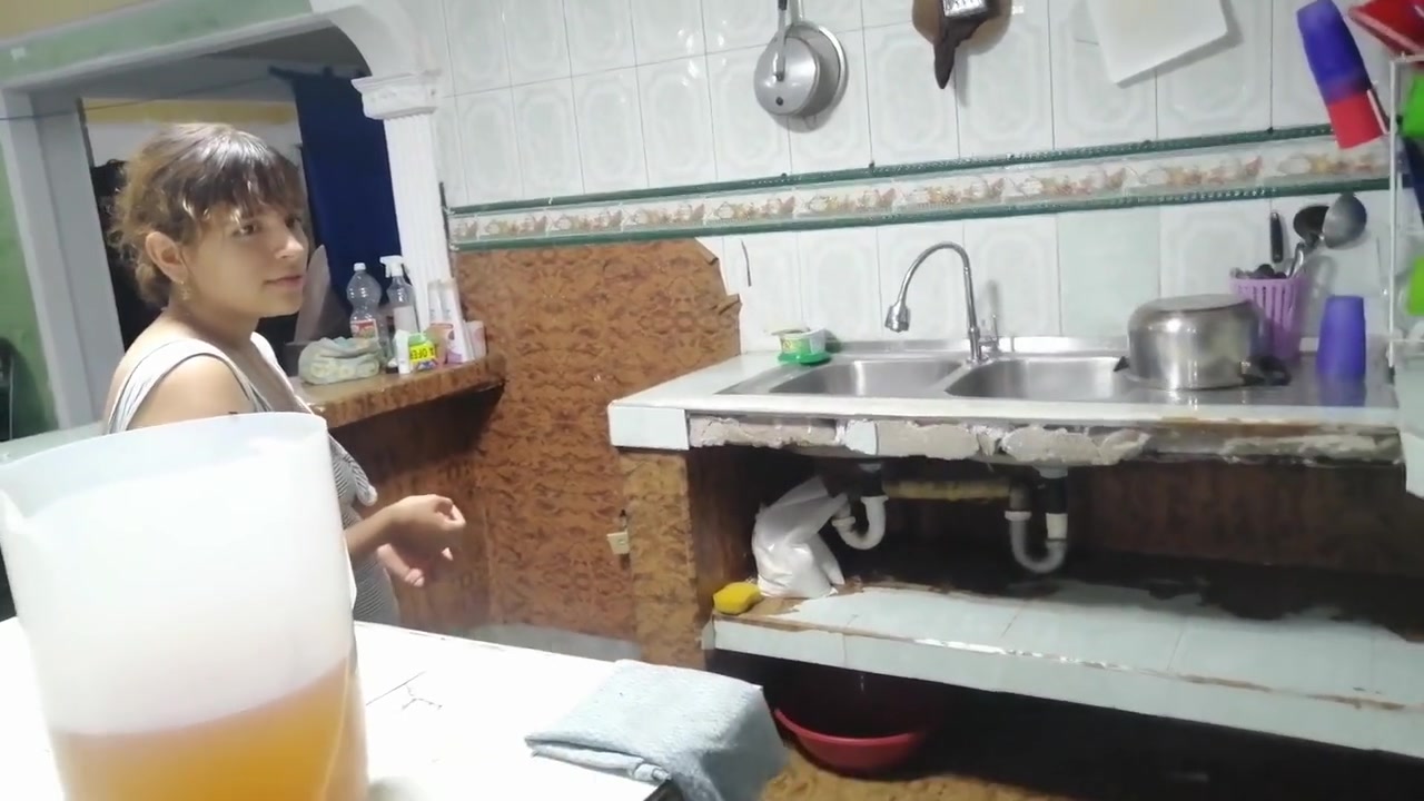 Se Me Dana Coladera Y Llamo Al Fontanero Pero Me Seduce Y Follamos Hasta Tragarme Su Leche