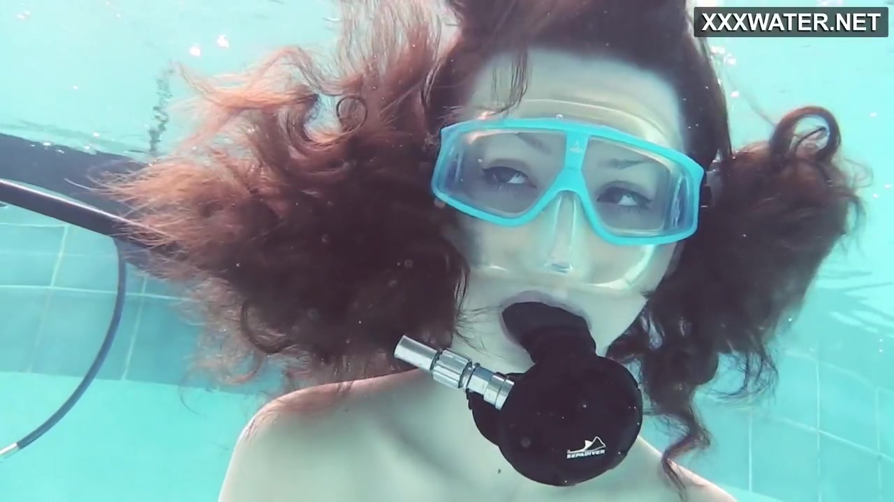 Hot Underwater Babe Emi The Mermaid