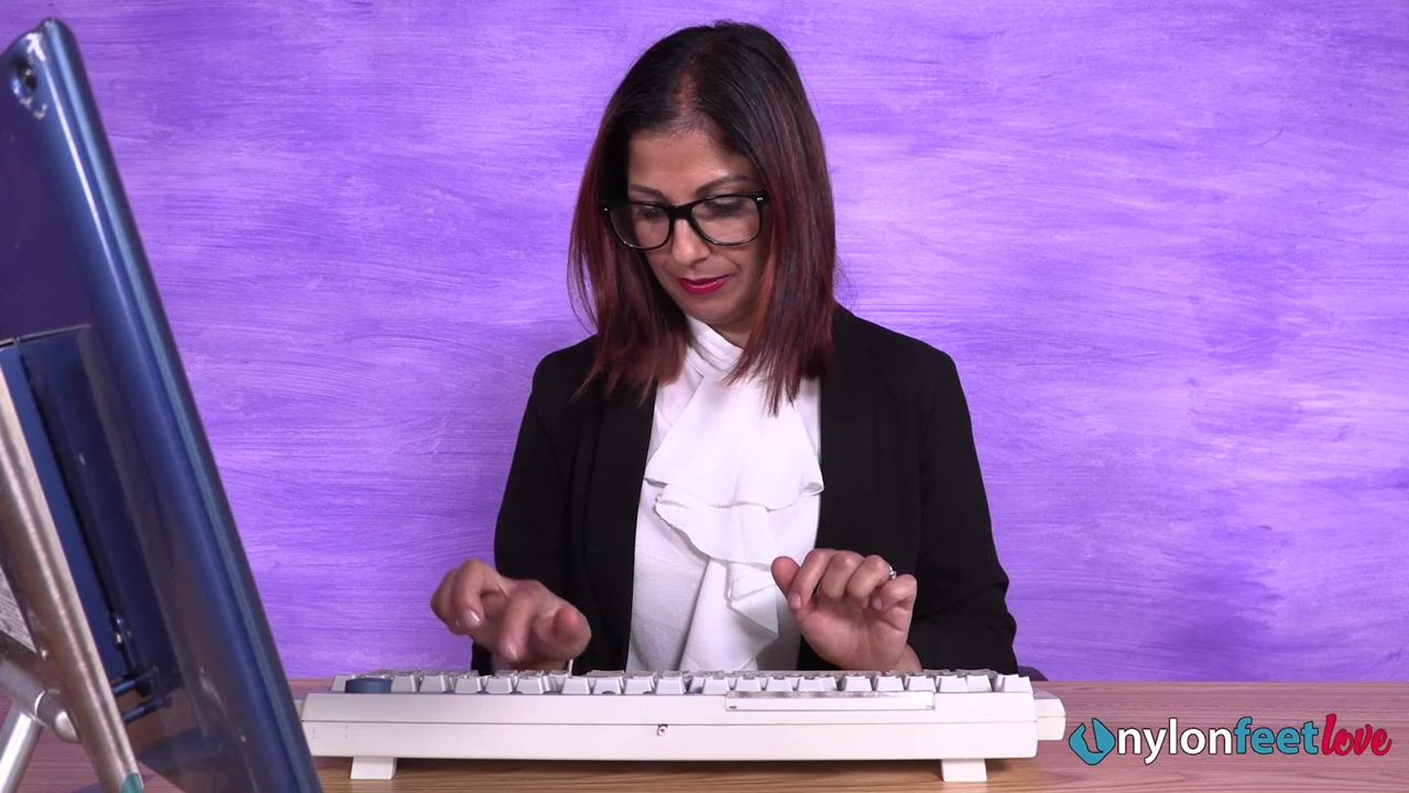 Super-hot secretary Simoncina shows off her nyloned feet