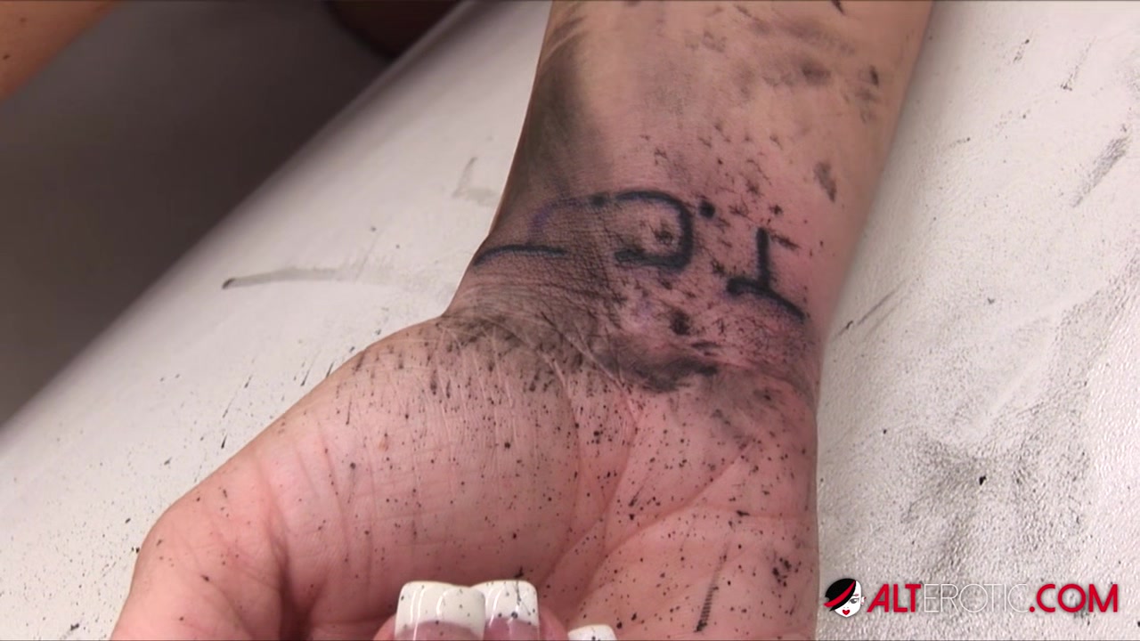 Busty brunette Hunter Bryce squirts then gets tattooed