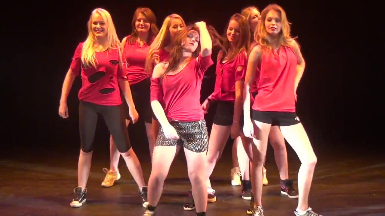 Karlijn Verhagen dancing