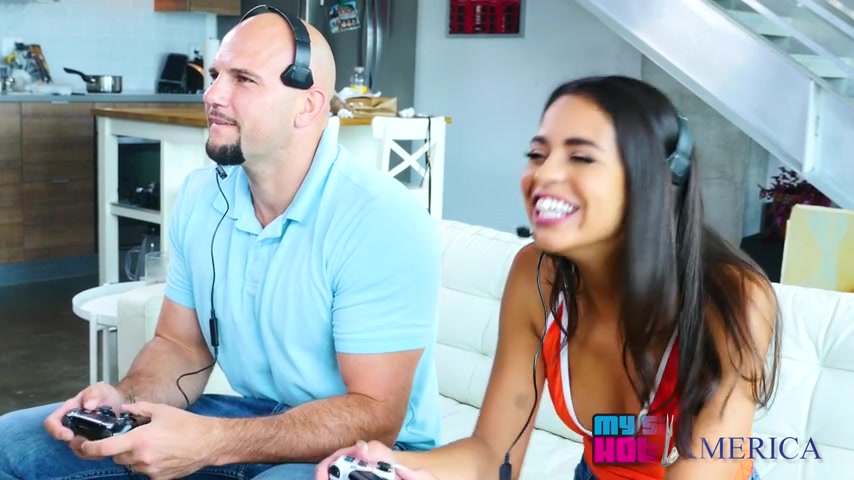 Gamer Vienna Black scores high by sucking a big fat dick - mysistershotfriend
