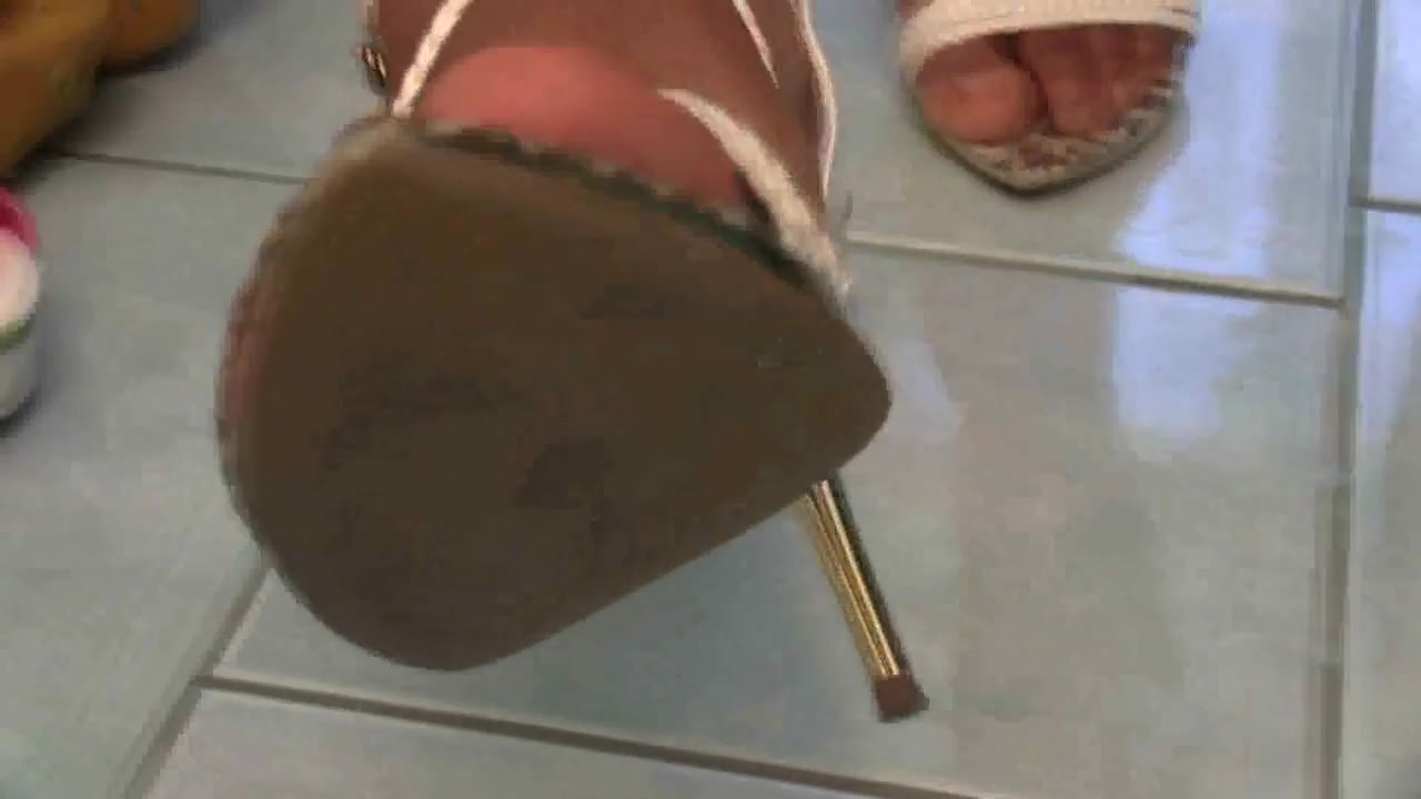 Solo shoes play with ebony slut in bathroom by Foot Girls